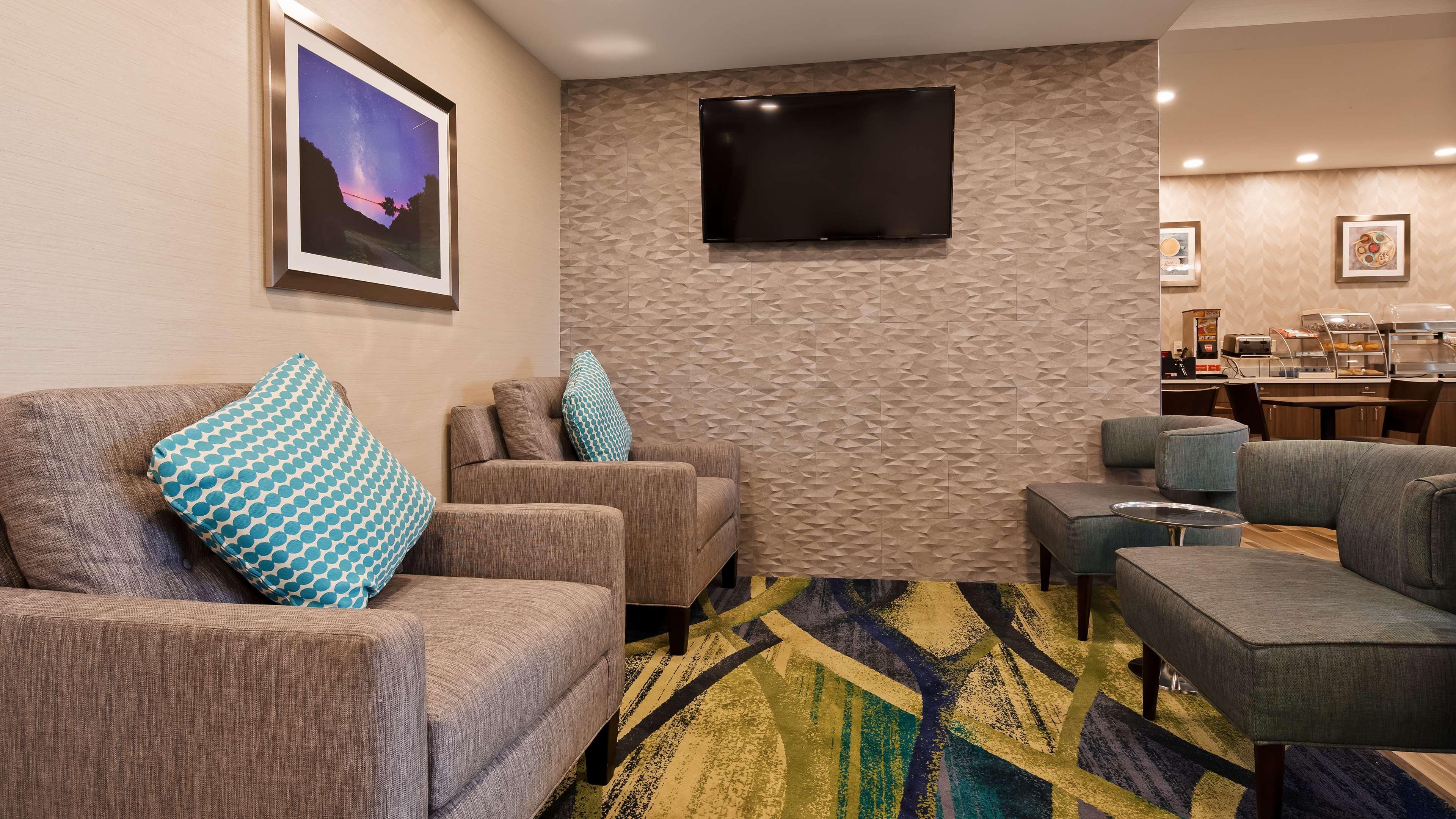 Best Western Hartford Hotel And Suites Exterior photo