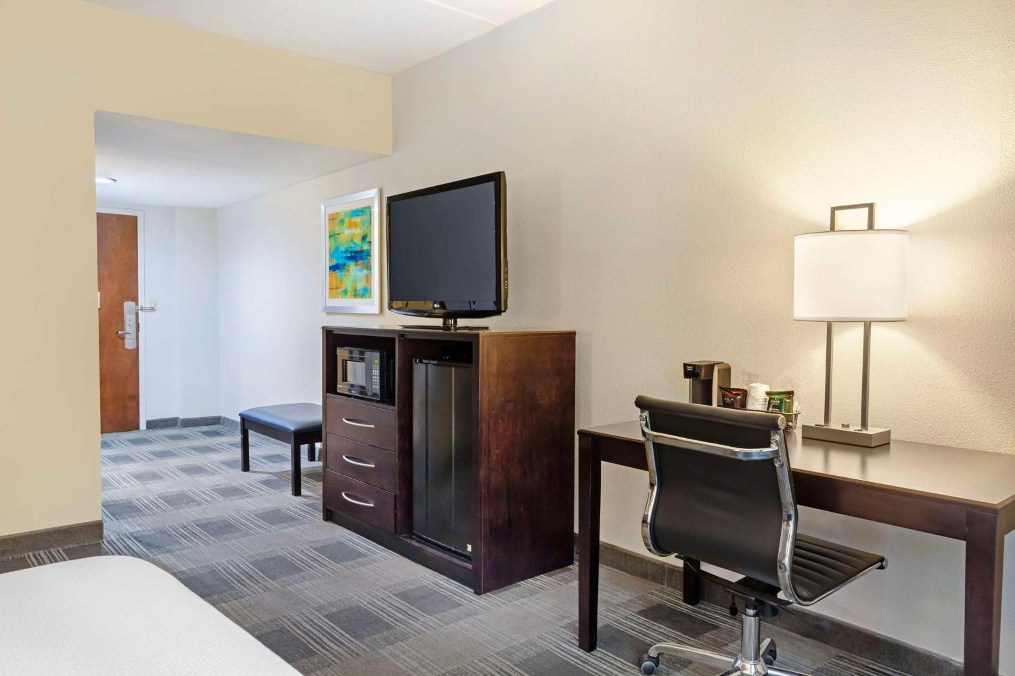 Best Western Hartford Hotel And Suites Exterior photo